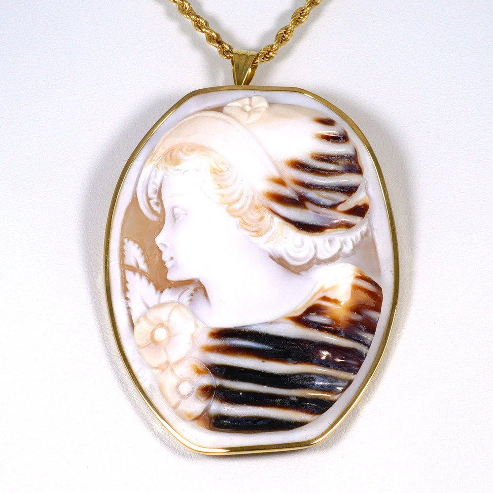 18K (18-karat) Yellow Gold Necklace with Shell Cameo and Card Design, Total W...